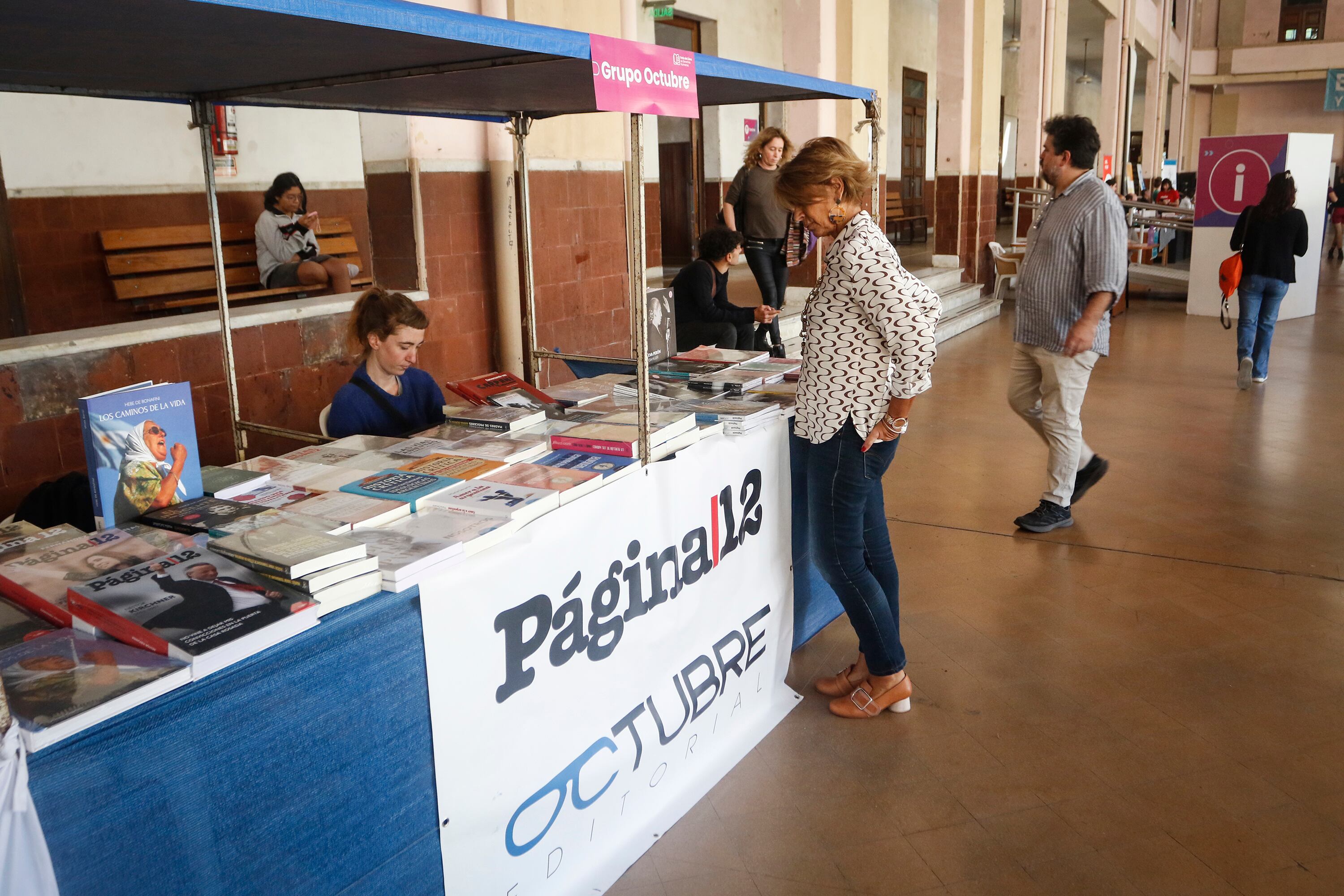 El stand de Página/12 recibió múltiples consultas por sus ediciones en la materia