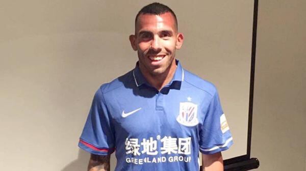 Carlos Tevez con la camiseta del Shanghai Greenland, el equipo chino en el que jugará.
