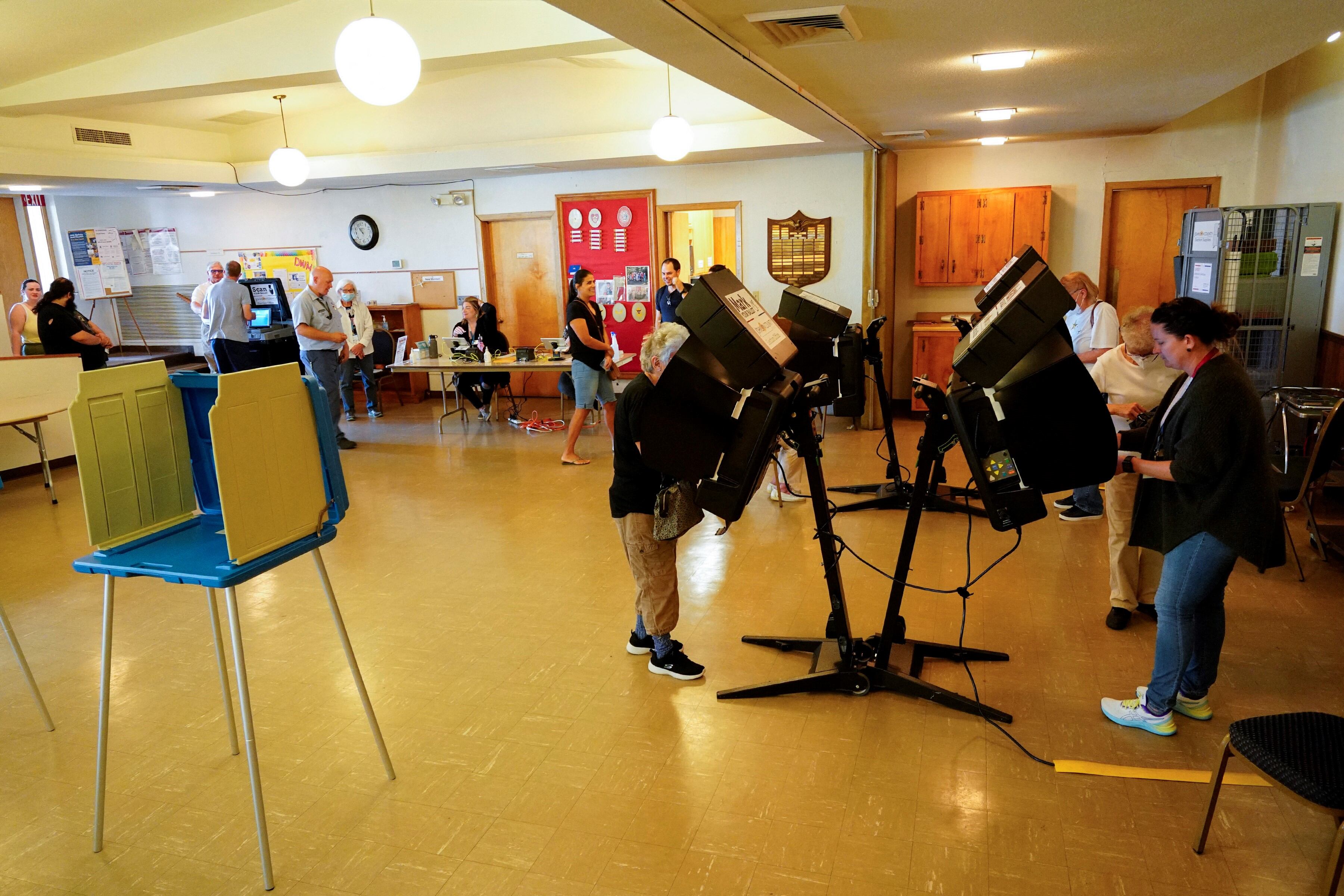 CIudadanos de Kansas emitiendo sus votos en una iglesia cristiana de la ciudad de Merriam. Foto: AFP.