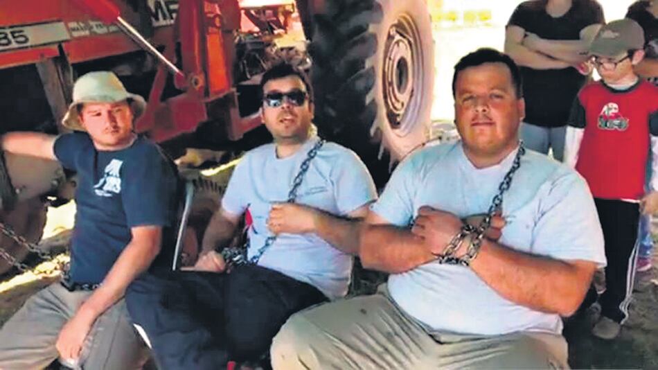 Los productores encadenados frente a la jefatura comunal.