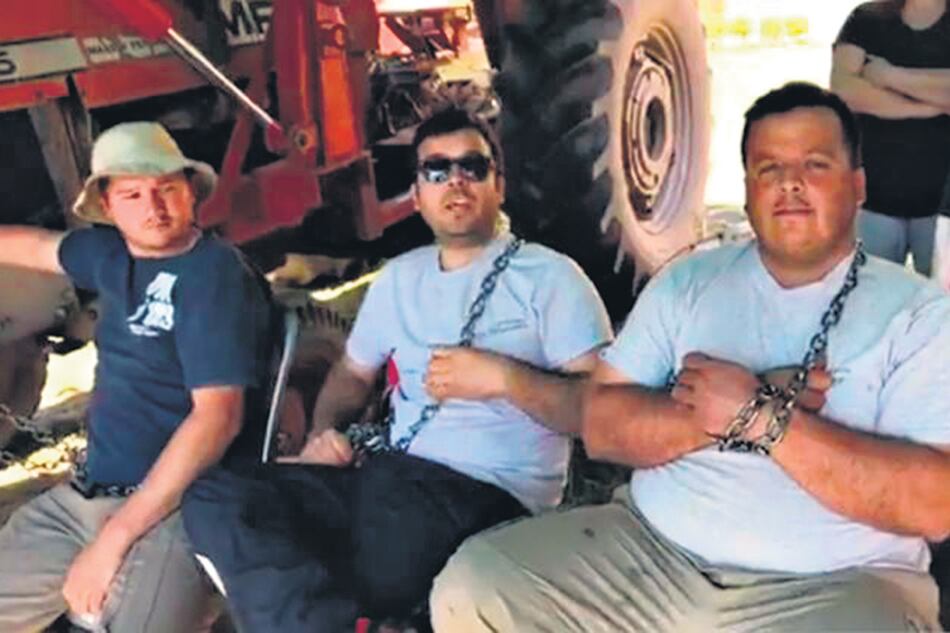 Los productores encadenados frente a la jefatura comunal.