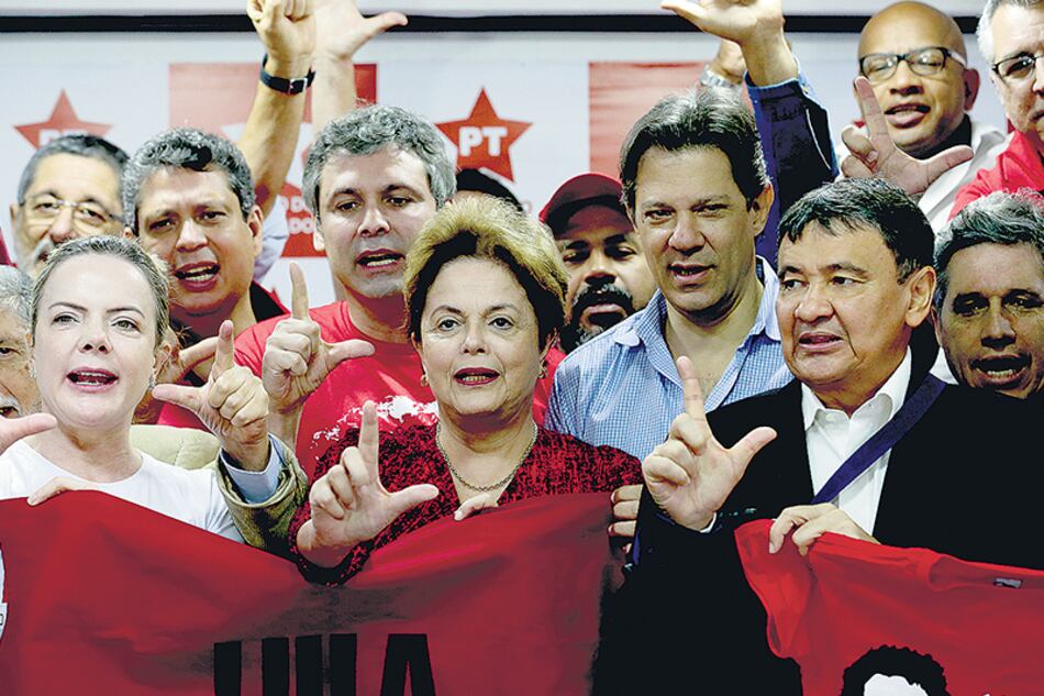 La presidenta del PT, Gleisi Hoffmann, junto a la ex mandataria Dilma Rousseff e integrantes del partido.