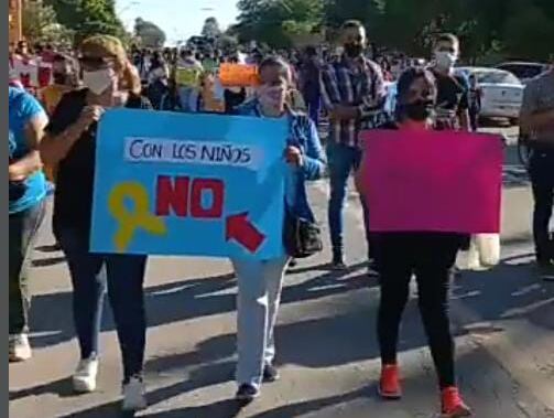 Familiares y vecinxs en Joaquín V. González