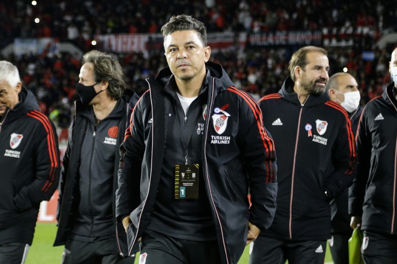 Marcelo Gallardo, junto con el cuerpo técnico de River Plate