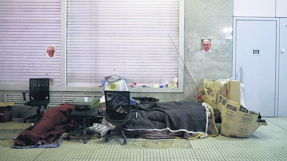 Imagen en la calle Hipólito Yrigoyen, frente a la Plaza de Mayo, en la noche de ayer.