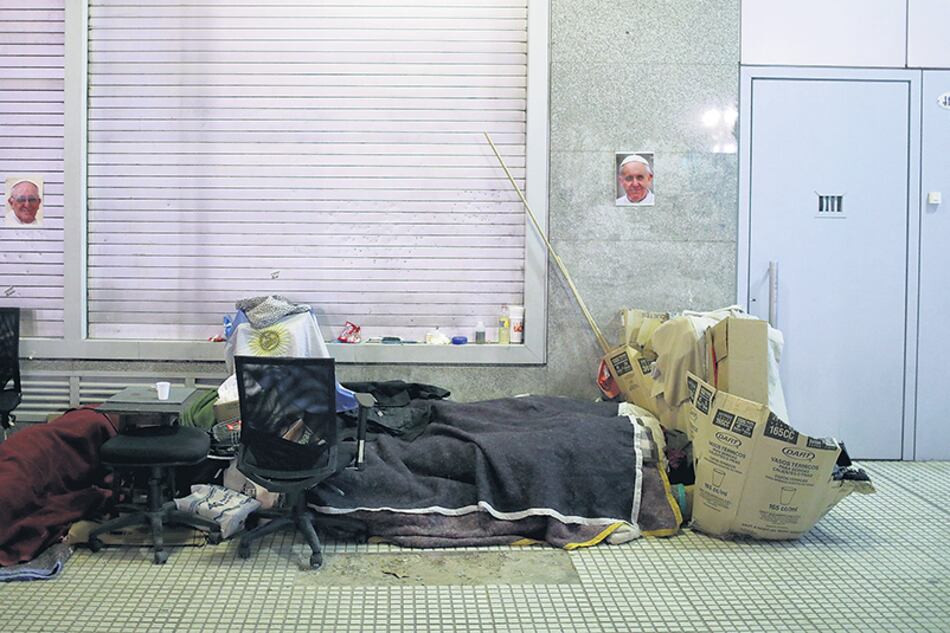 Imagen en la calle Hipólito Yrigoyen, frente a la Plaza de Mayo, en la noche de ayer.