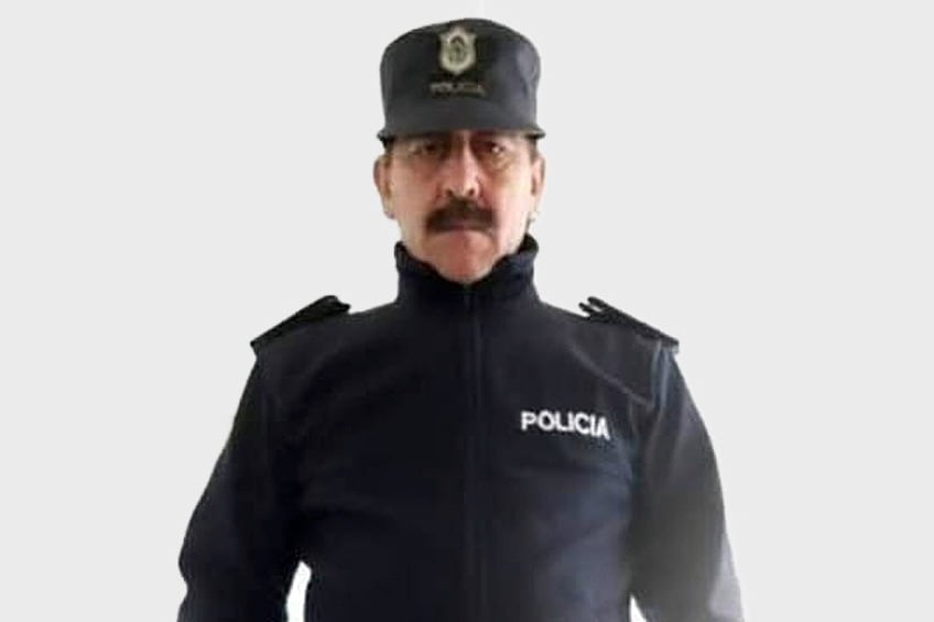 Hugo Ibarra, con el uniforme de la Bonaerense.