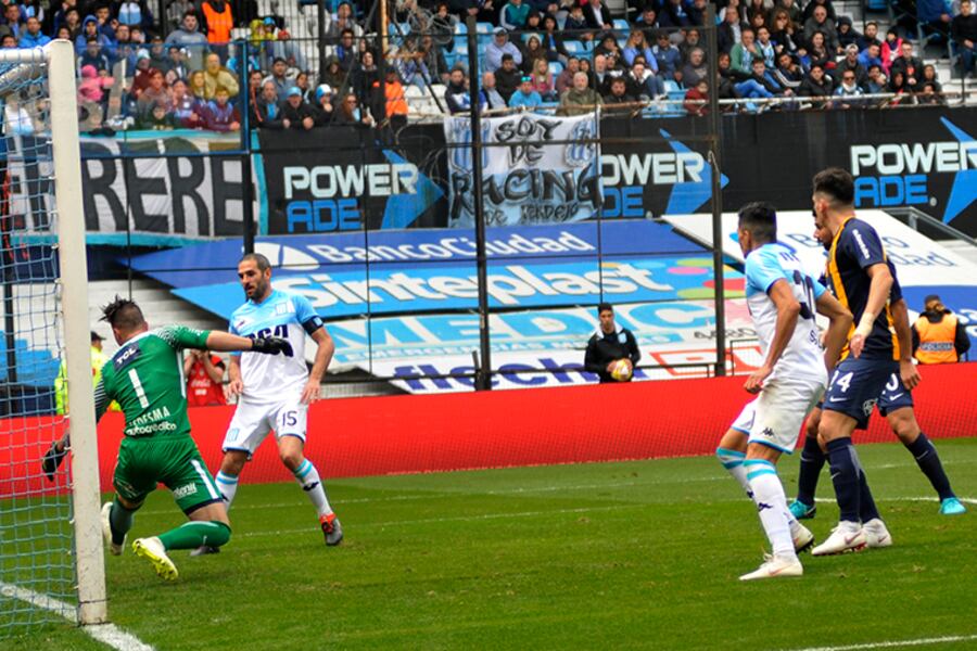 Licha López, figura del partido, anota el primero de la Academia.