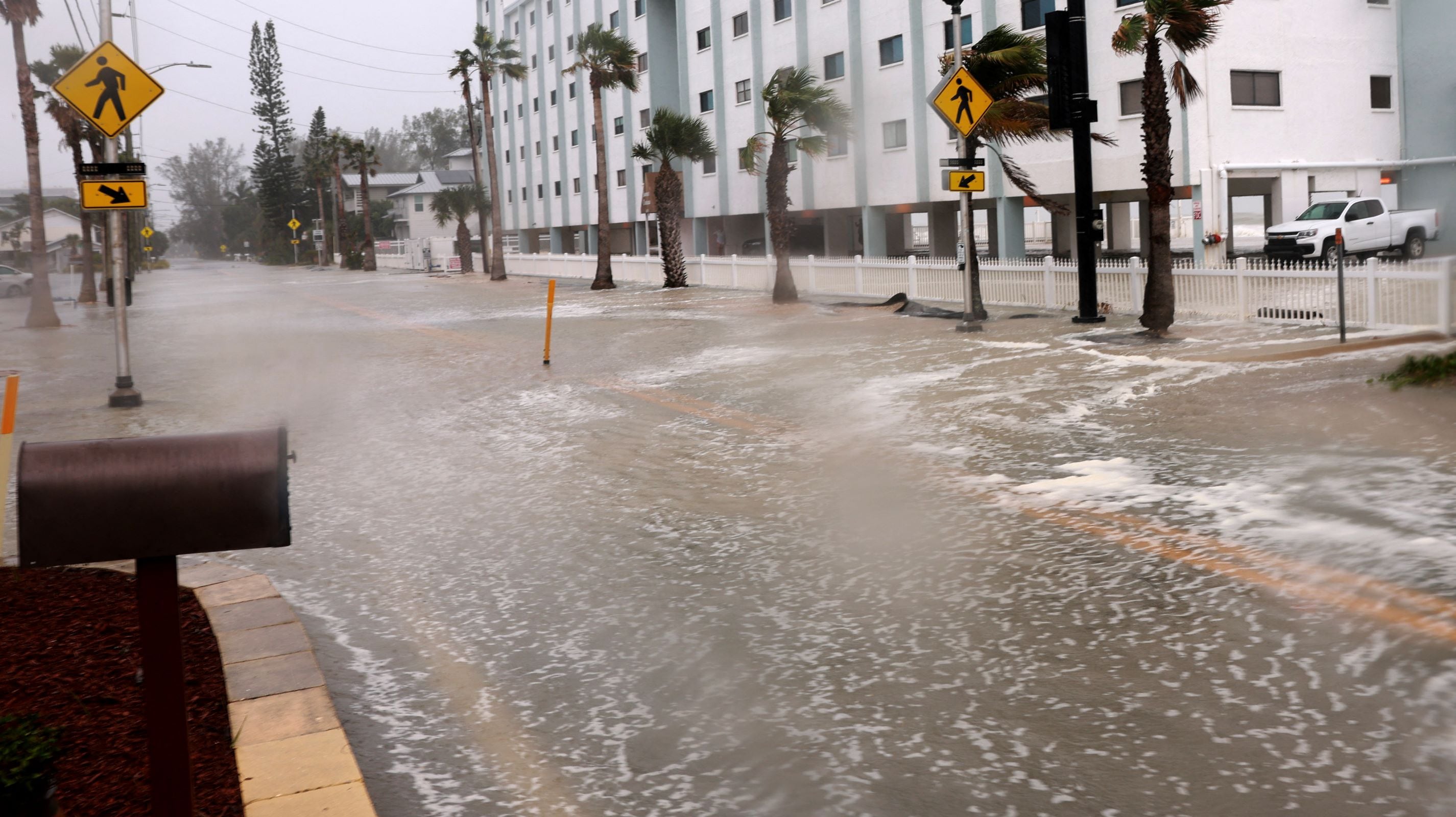 Los vientos y las lluvias comenzaron a hacer estragos en las calles de Florida