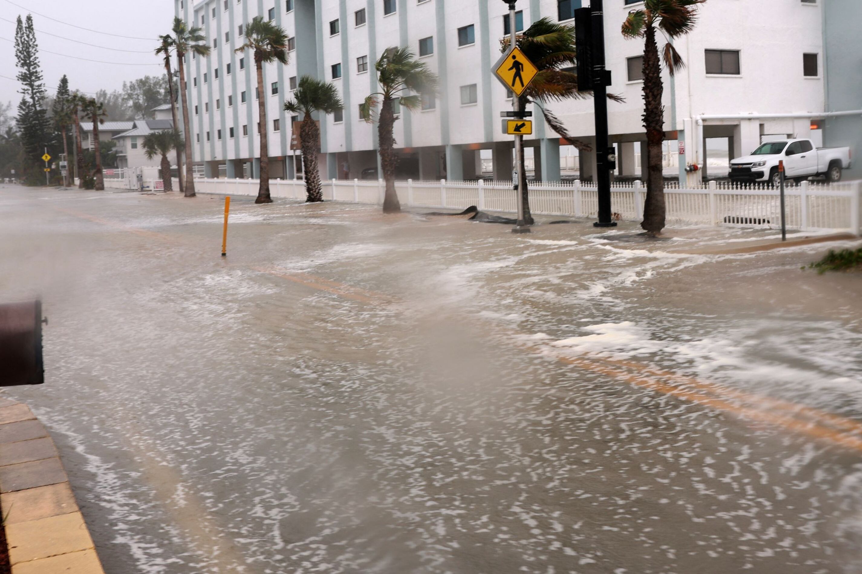 Los vientos y las lluvias comenzaron a hacer estragos en las calles de Florida