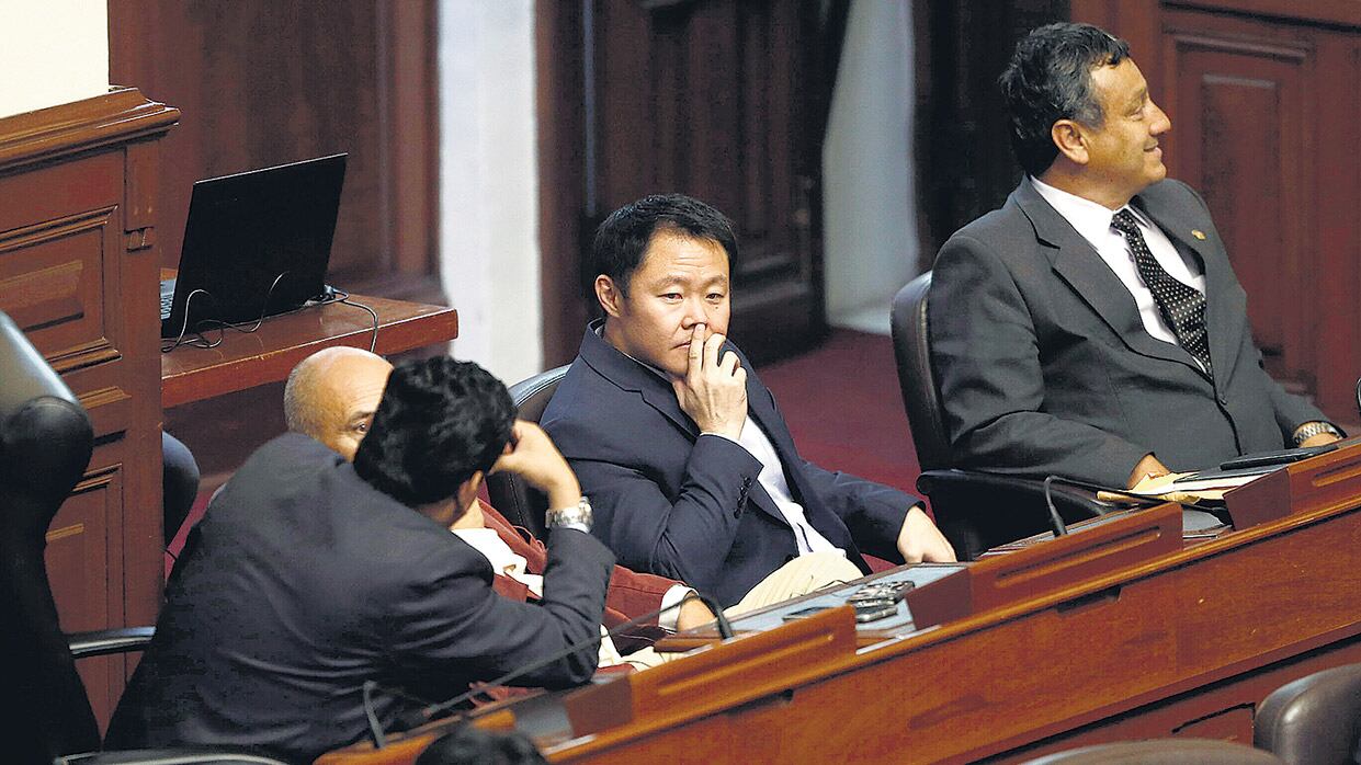 Kenyi Fujimori (centro), líder opositor en el Congreso, durante la sesión del viernes.