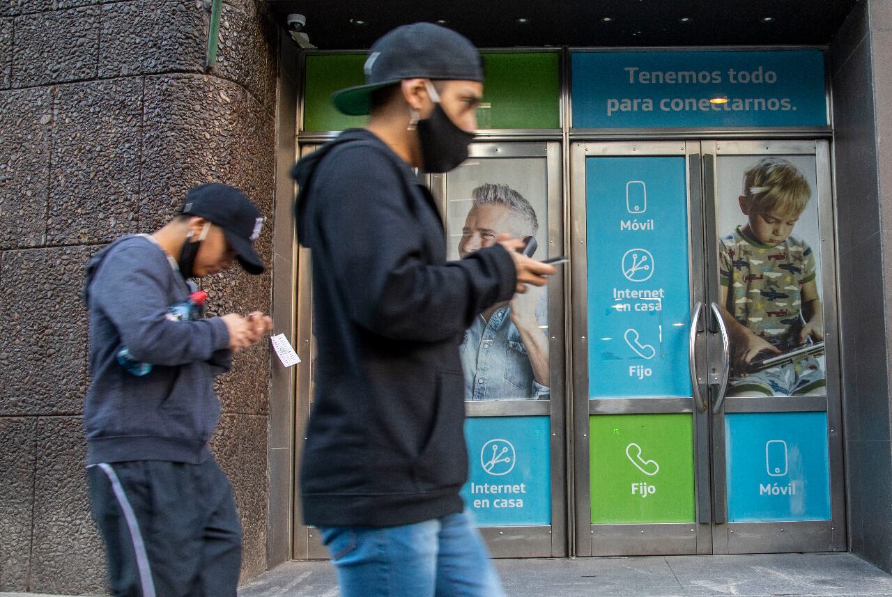 En junio se encarecieron los servicios de telefonía móvil y conexión a internet.