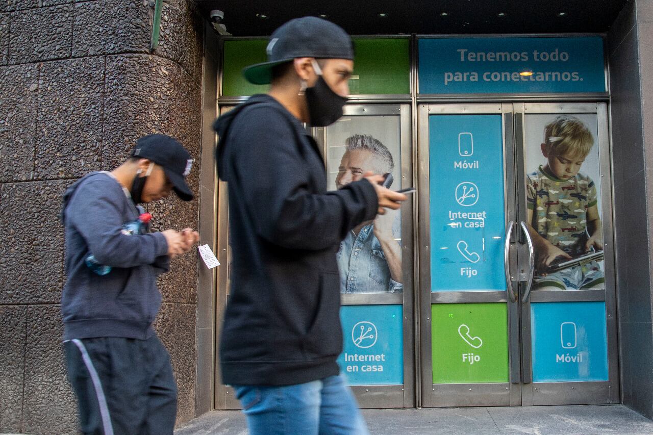 En junio se encarecieron los servicios de telefonía móvil y conexión a internet.