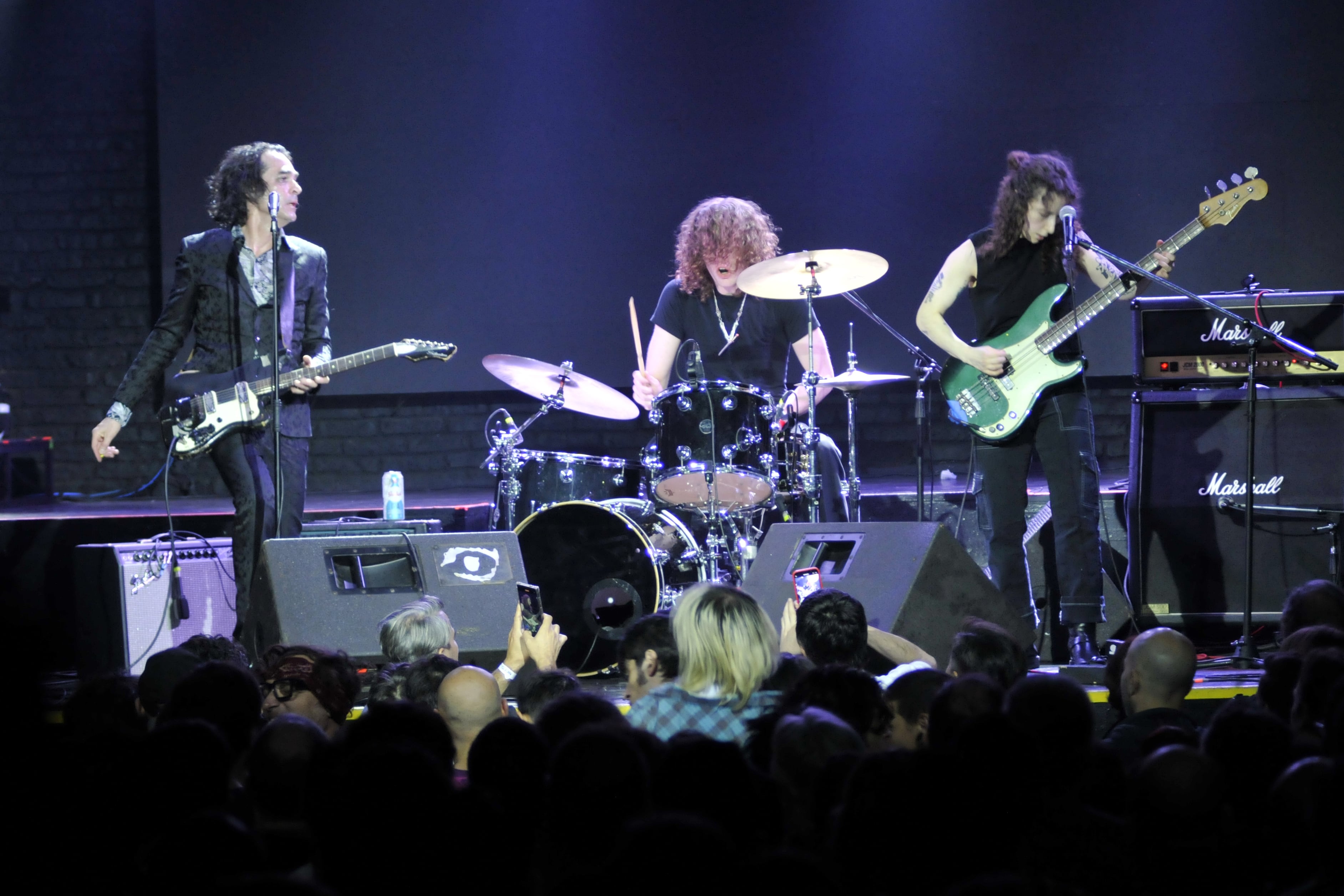 Jon Spencer vino acompañado del baterista Macky Bowman y la bajista Kendall Wind.