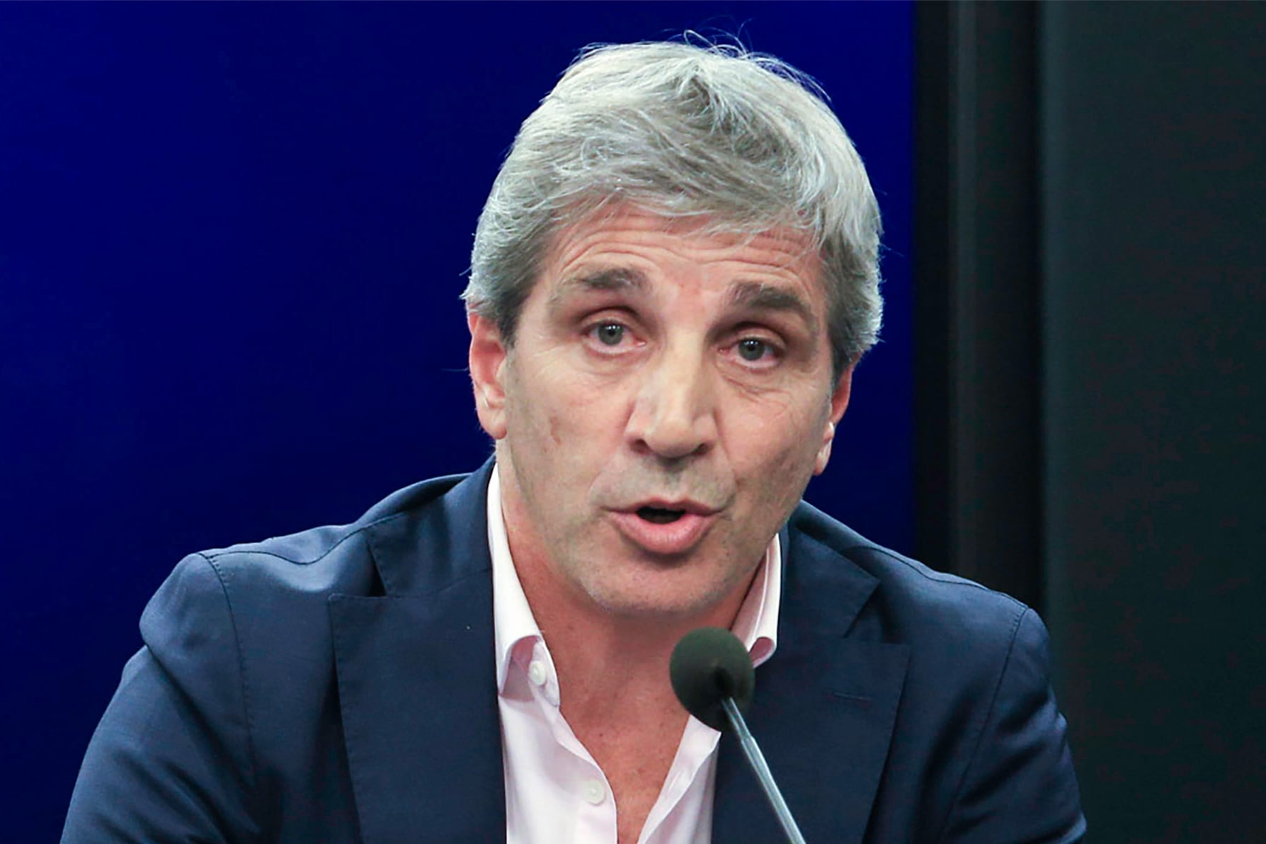 Caputo afirmó que "no es un problema" si el dólar se sigue moviendo.