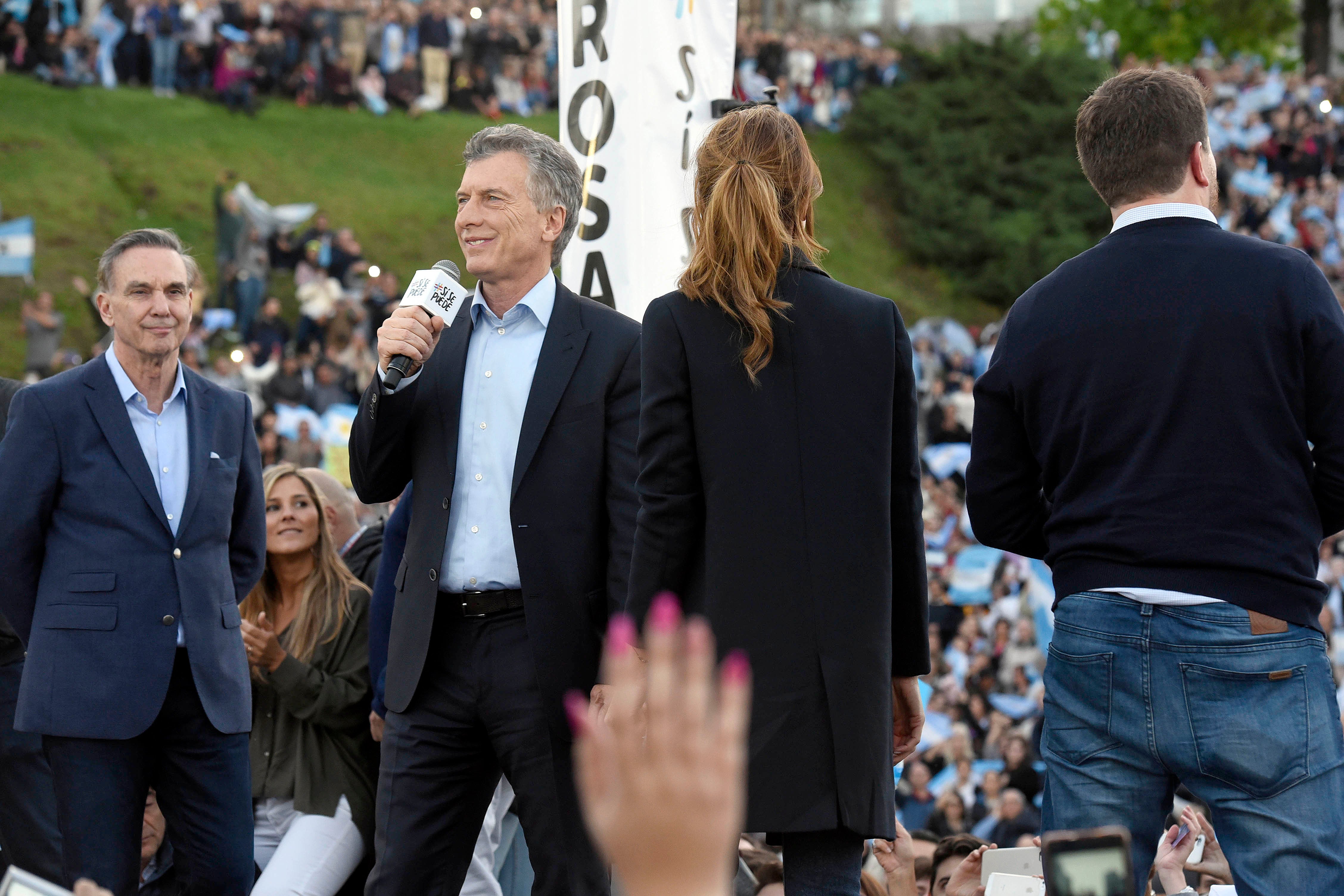 Mauricio Macri junto a su candidato a vicepresidente, Miguel Pichetto en Rosario.