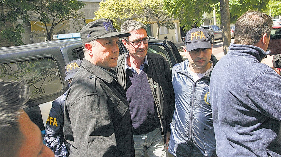 Aníbal Prina, rodeado de policías, tras su detención.