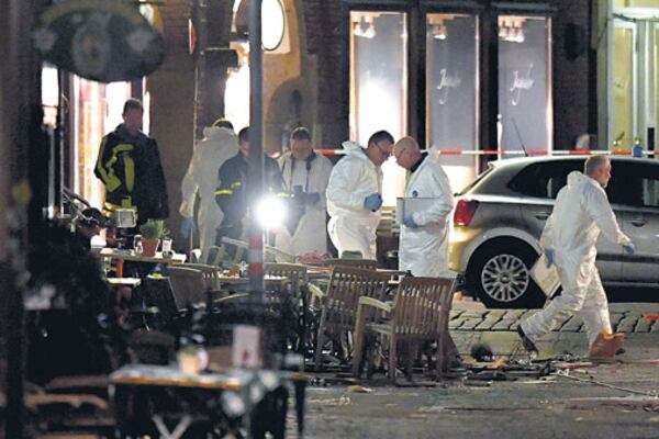 Forenses recogen evidencias en el lugar donde un hombre atropelló a varias personas en Münster.