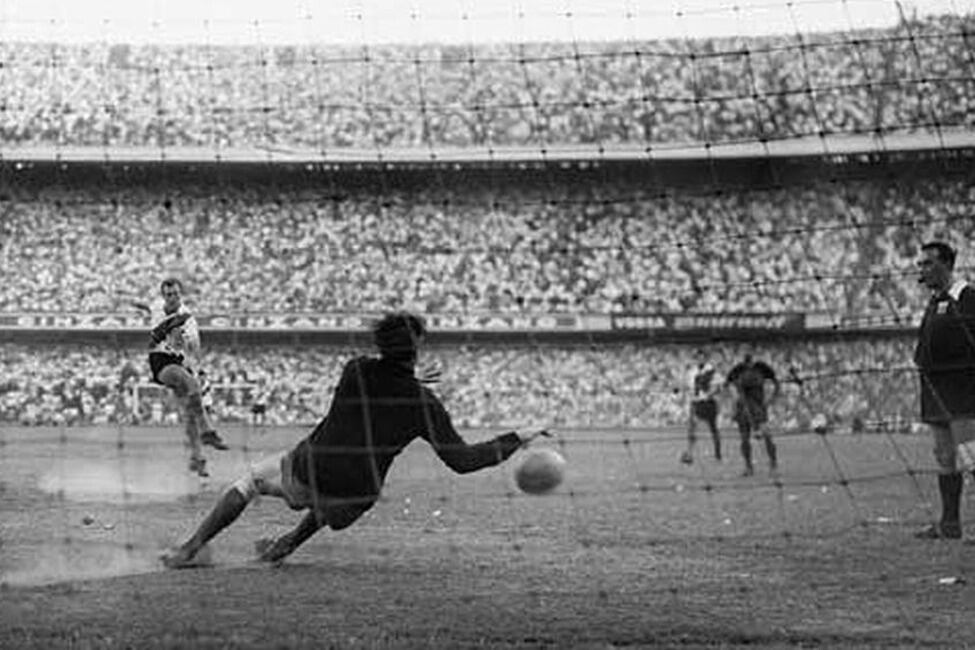 Roma le ataja el penal famoso al brasileño Delem.