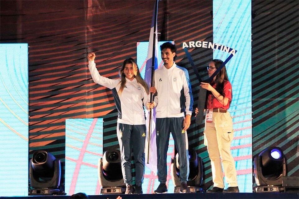 Brenda Rojas y Federico Bruno, abanderados de la delegación argentina en el cierre de los Juegos.