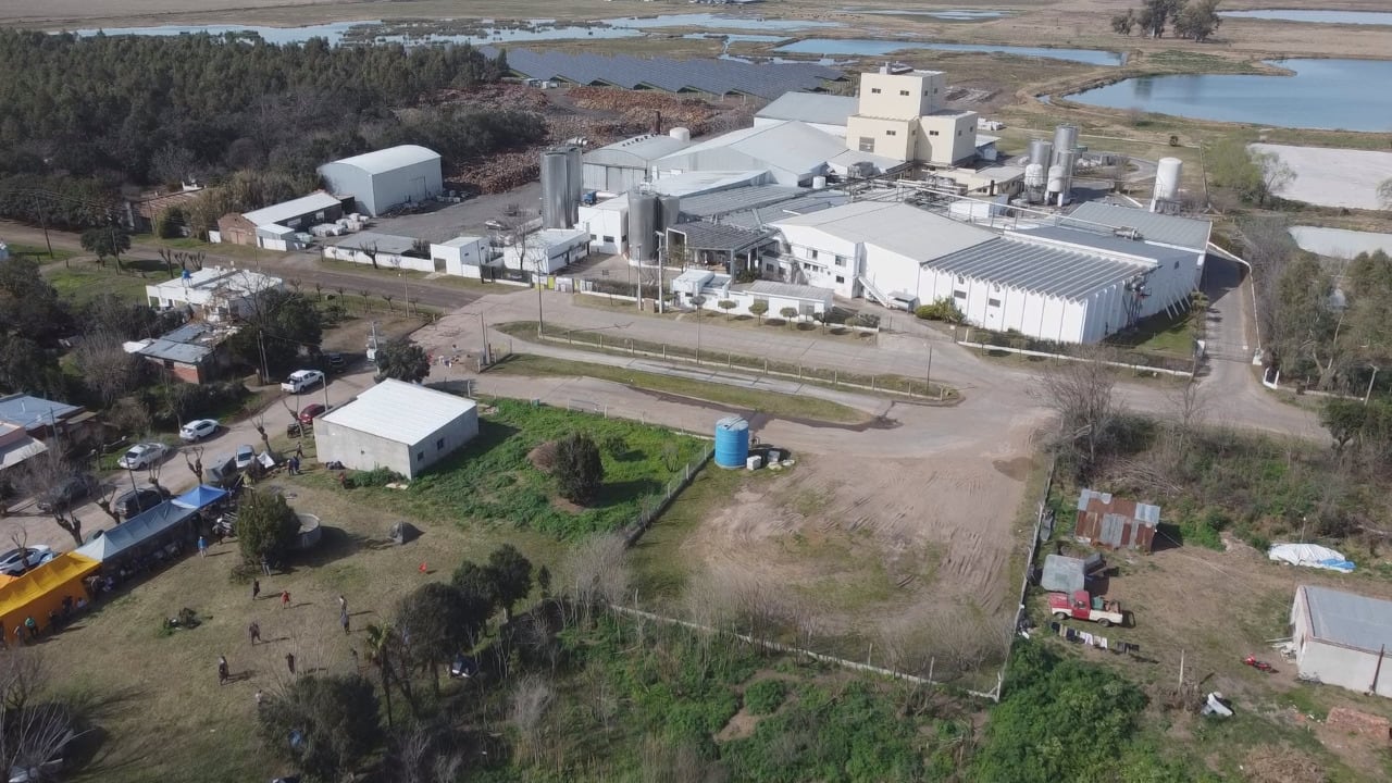Planta de Lácteos Vidal en Moctezuma. Lejos de la entrada, ángulo inferior izquierdo, la carpa amarilla. ¿Bloqueo?