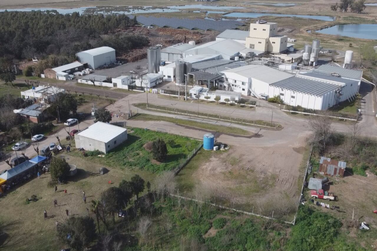 Planta de Lácteos Vidal en Moctezuma. Lejos de la entrada, ángulo inferior izquierdo, la carpa amarilla. ¿Bloqueo?