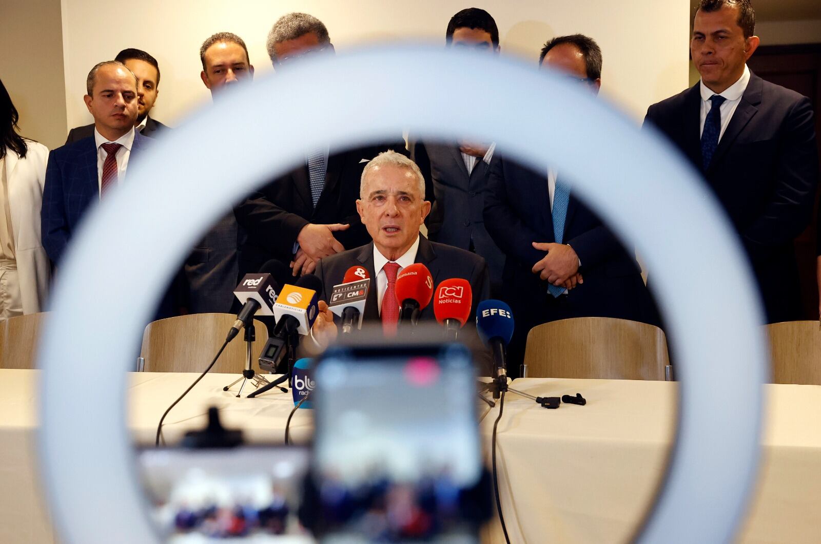 La Fiscalía acus´a Uribe de fraude y soborno.