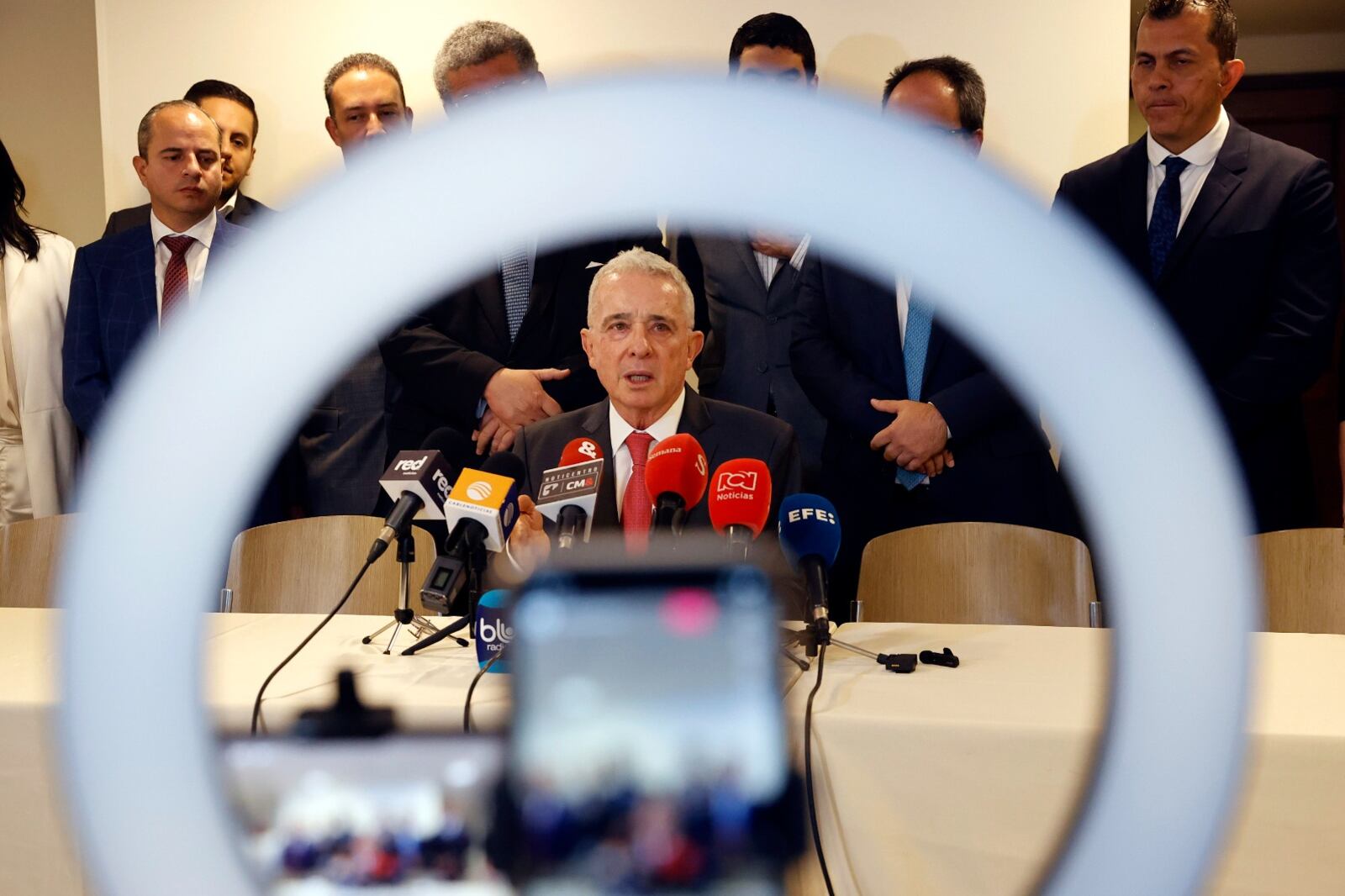 La Fiscalía acus´a Uribe de fraude y soborno.