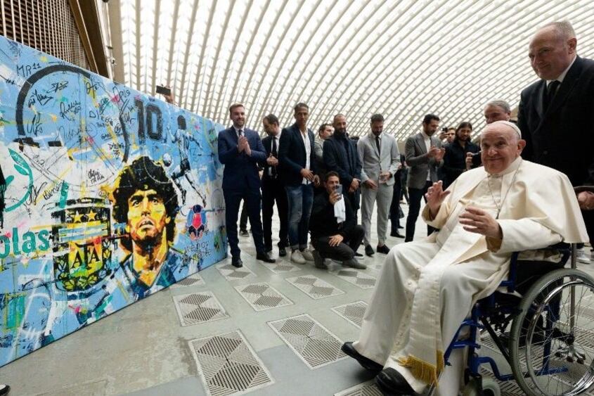 El papa junto a una gigantografía de Diego Armando Maradona (Foto: Vatican News)
