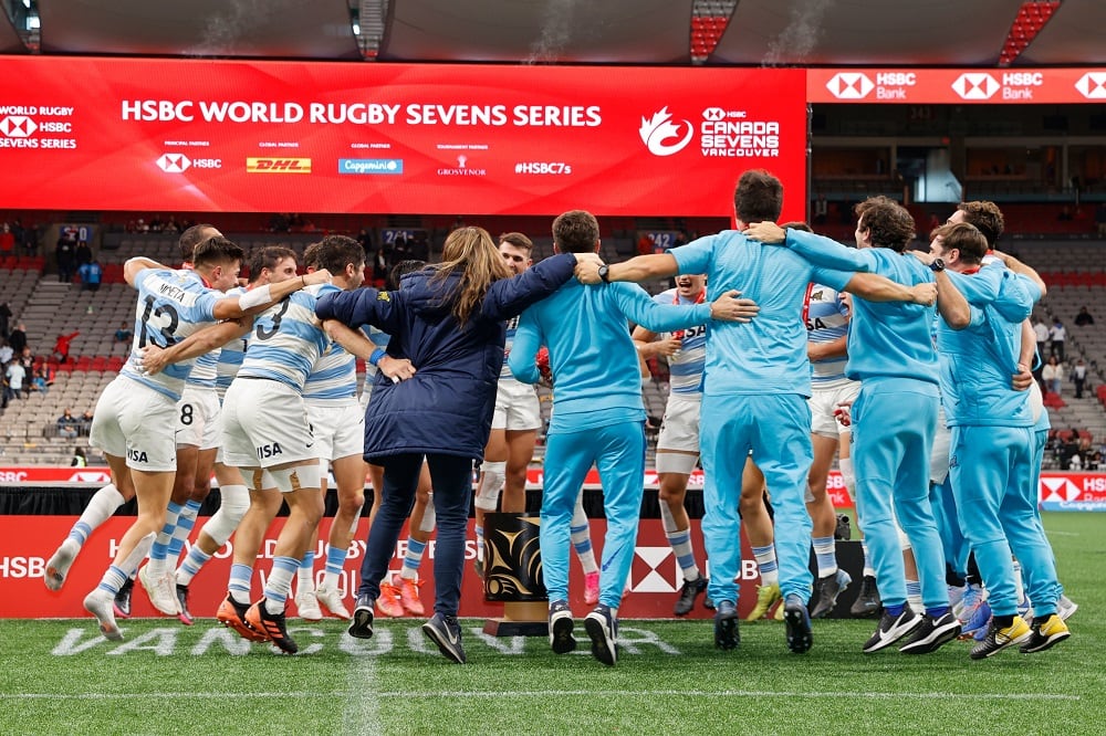 El festejo de los campeones por el triunfo ante Fiji y el título en Vancouver
