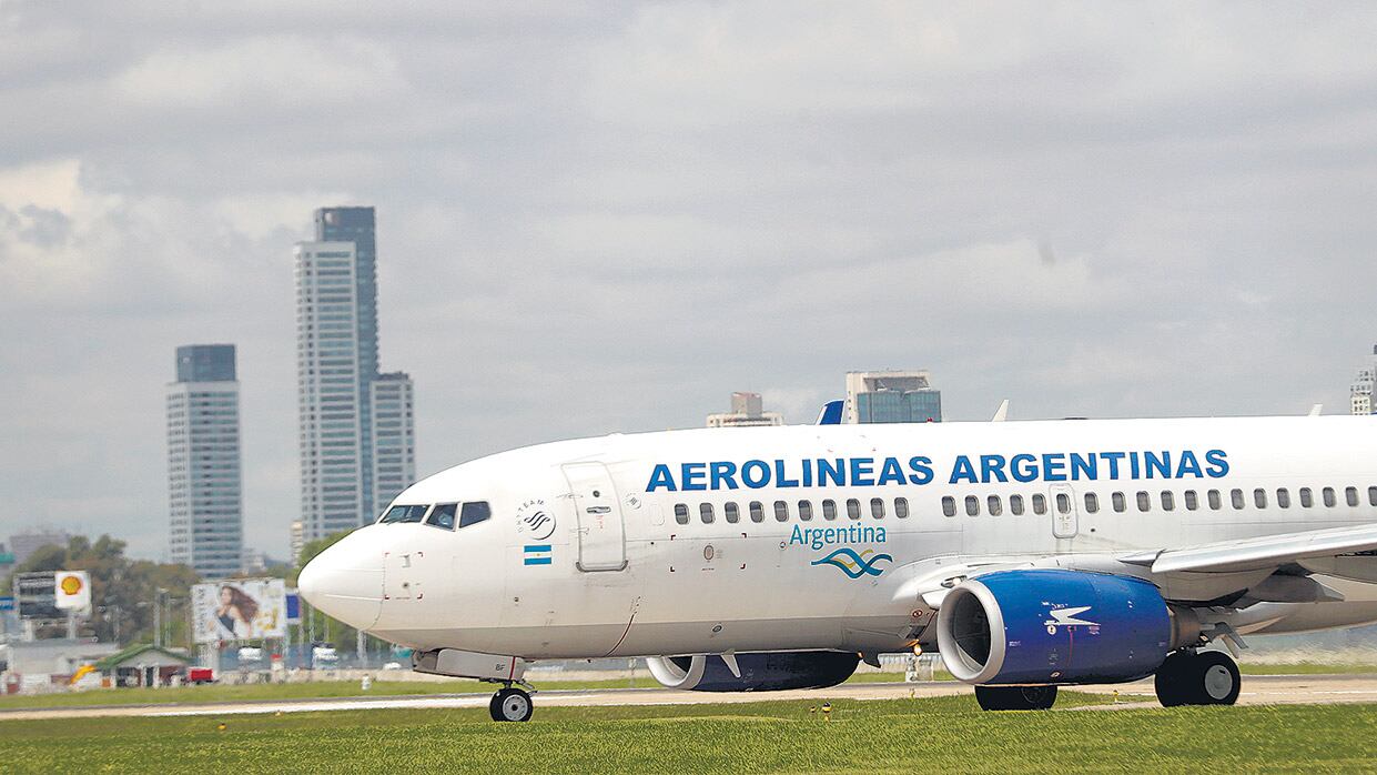 Level, la low cost de Iberia, vuela cinco días a la semana a Barcelona, pero para las autoridades de Aerolíneas esa ruta no es rentable.