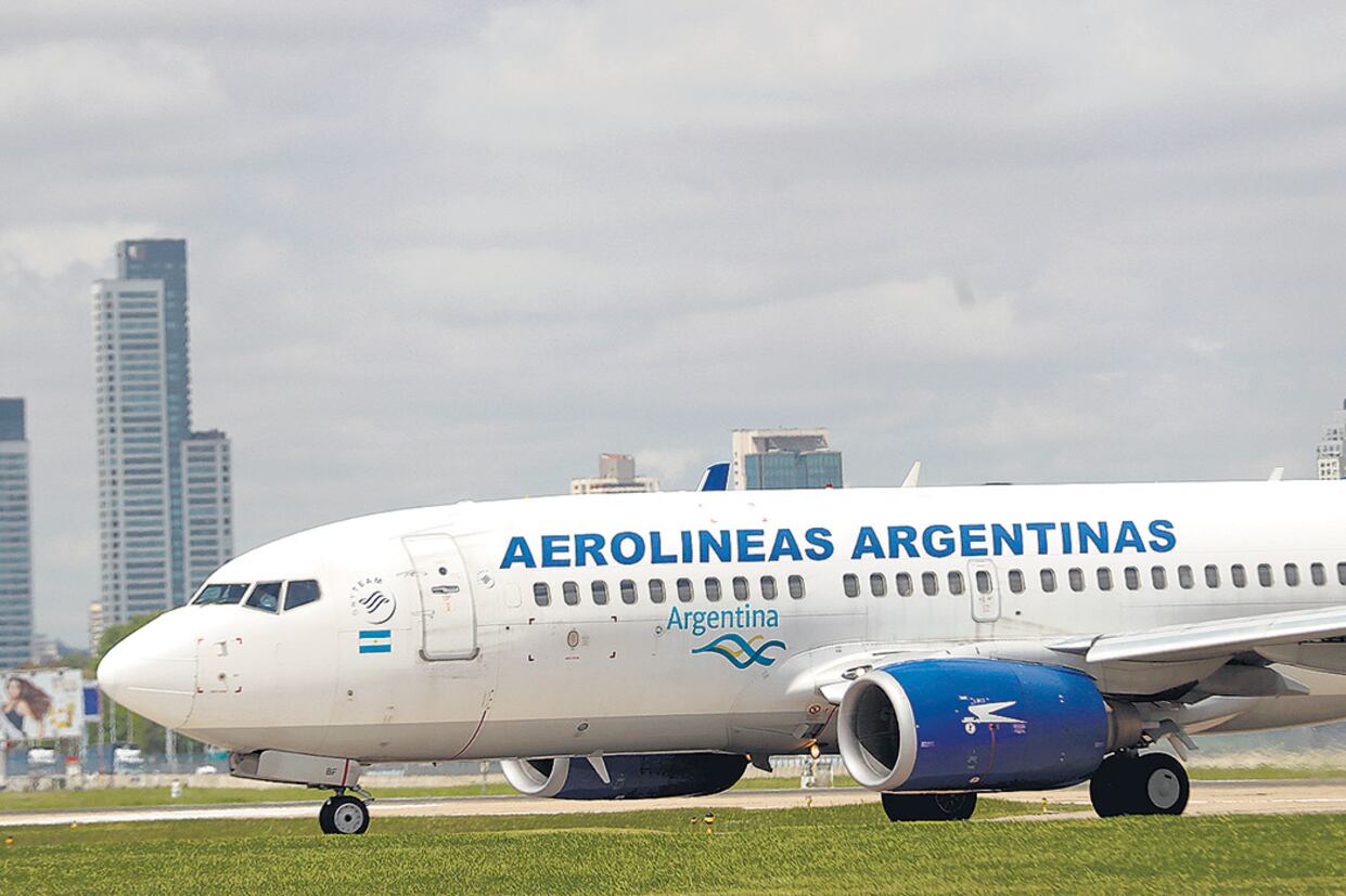 Level, la low cost de Iberia, vuela cinco días a la semana a Barcelona, pero para las autoridades de Aerolíneas esa ruta no es rentable.