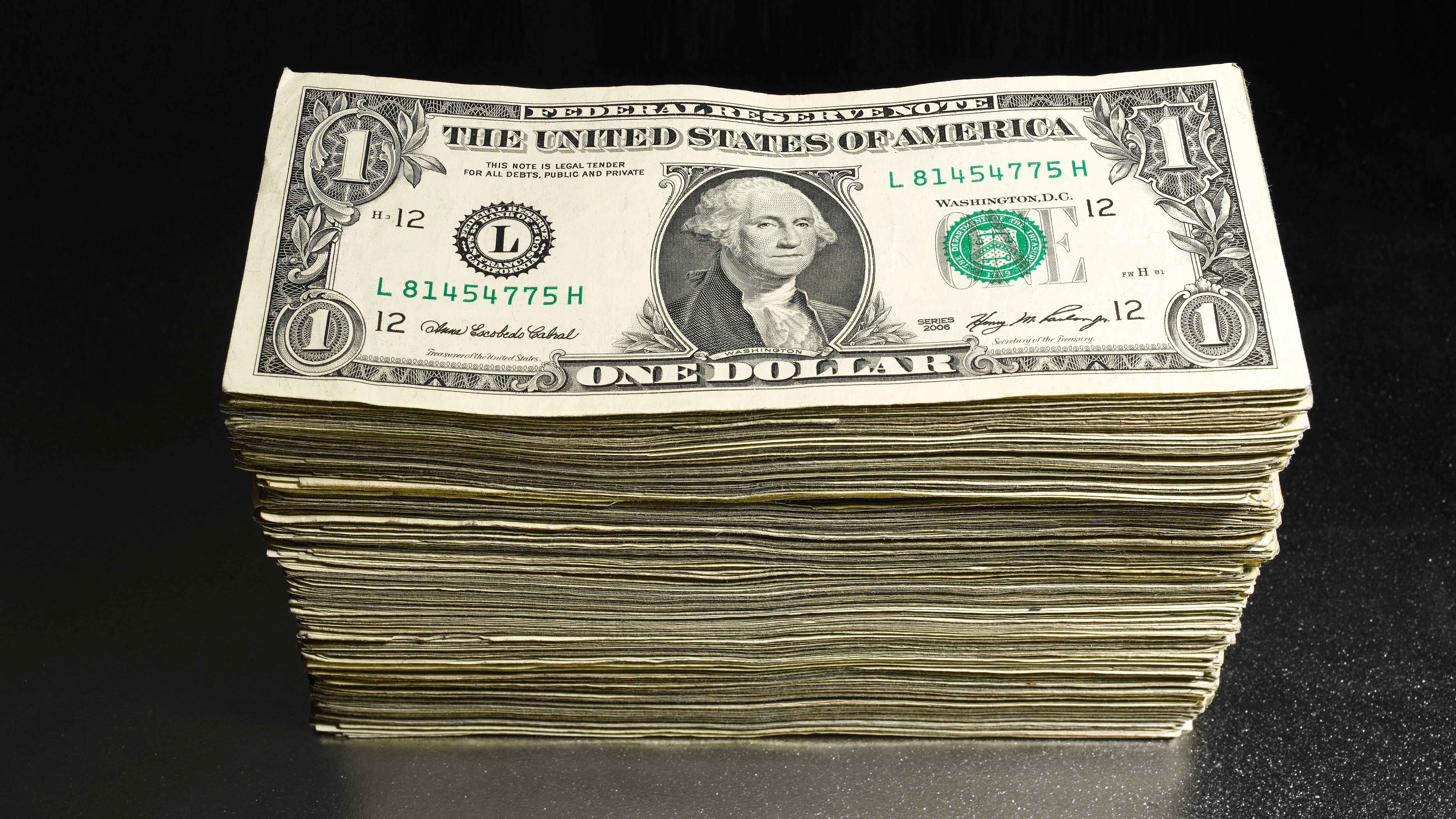 El desborde inflacionario y la corrida generalizada impuso el acuerdo acerca de la necesidad de fijar controles cambiarios.