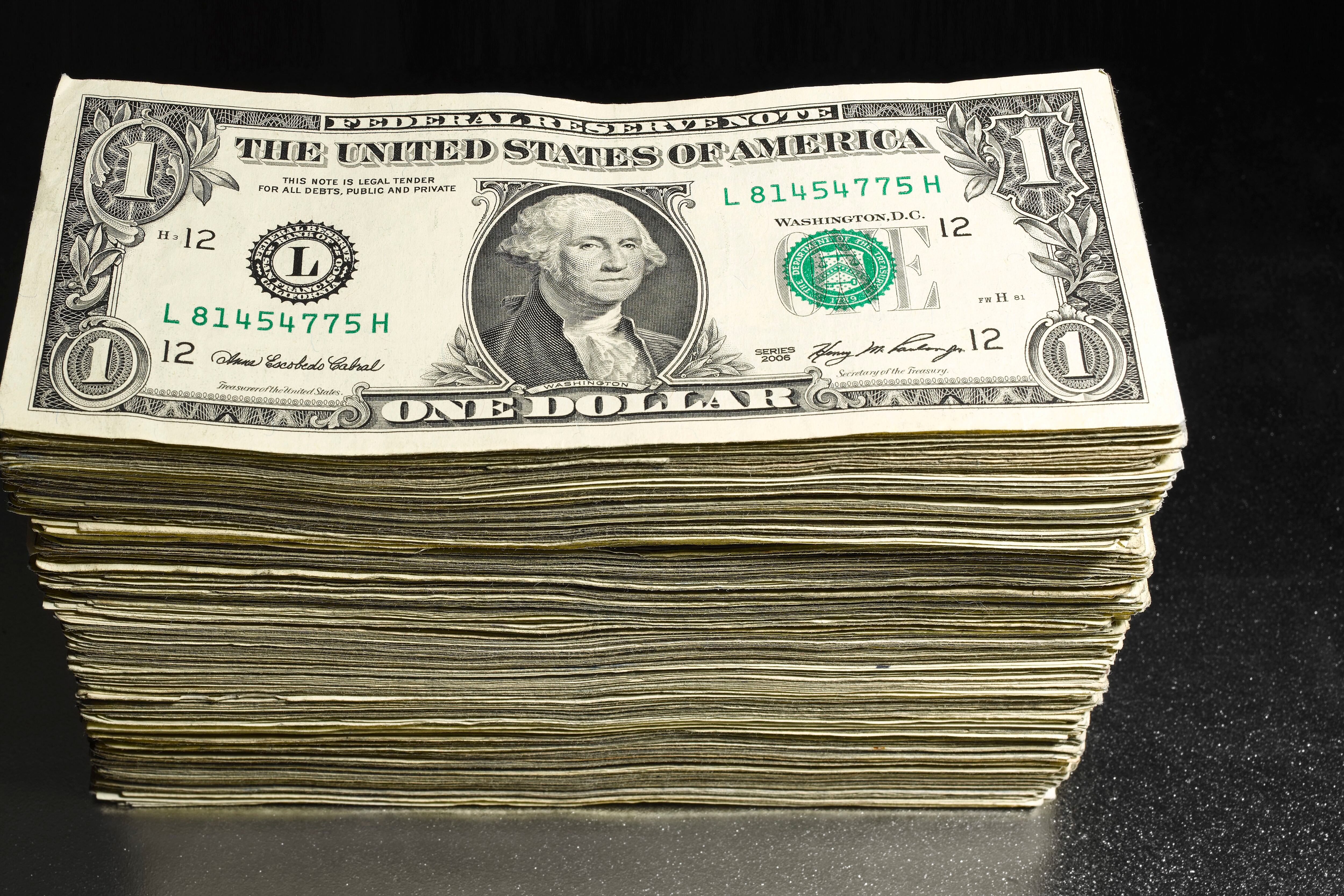 El desborde inflacionario y la corrida generalizada impuso el acuerdo acerca de la necesidad de fijar controles cambiarios.