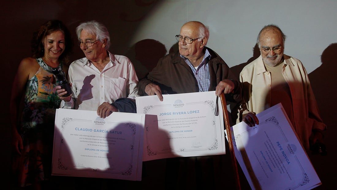 García Satur, Rivera López y Pepe Novoa, tres de los premiados, junto a Alejandra Darín.