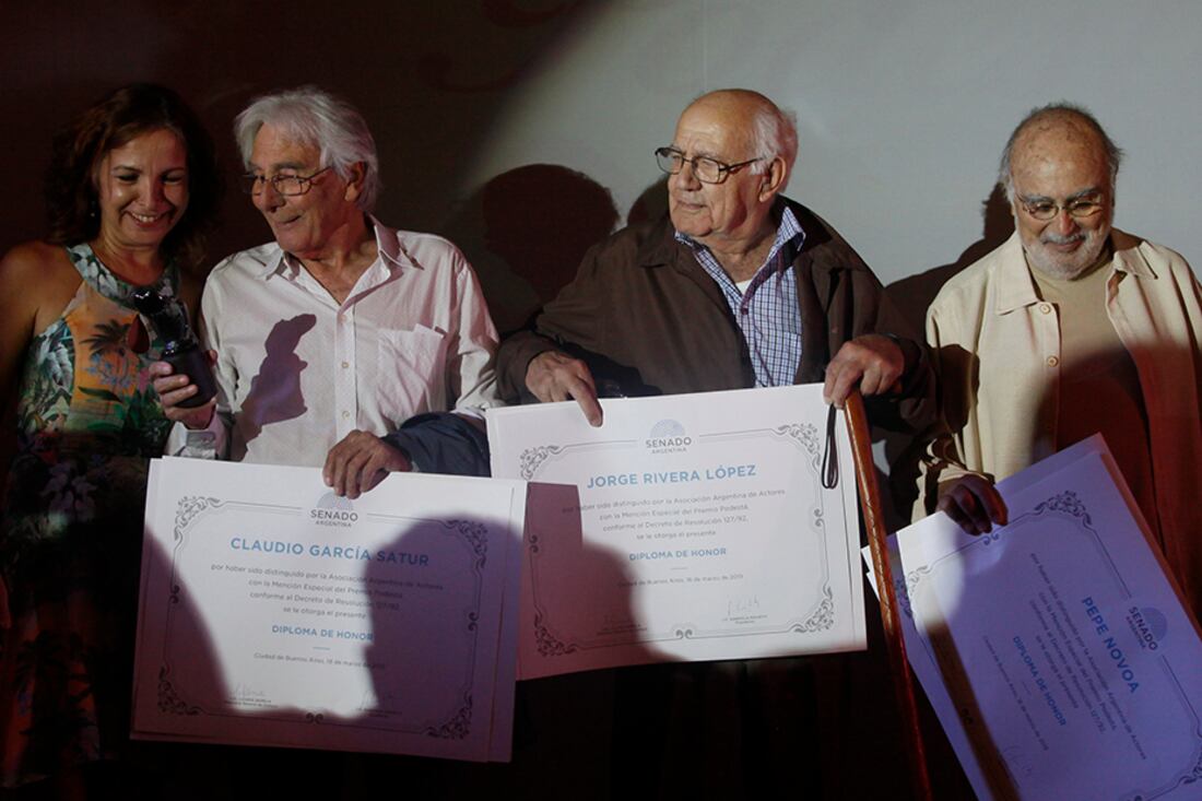 García Satur, Rivera López y Pepe Novoa, tres de los premiados, junto a Alejandra Darín.