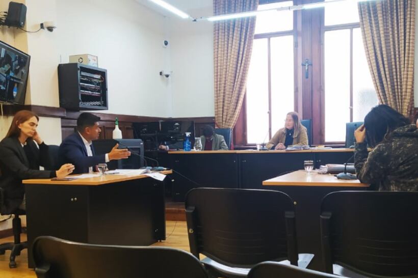 Figueroa (derecha, de buzo), en la audiencia ante la jueza Giménez.