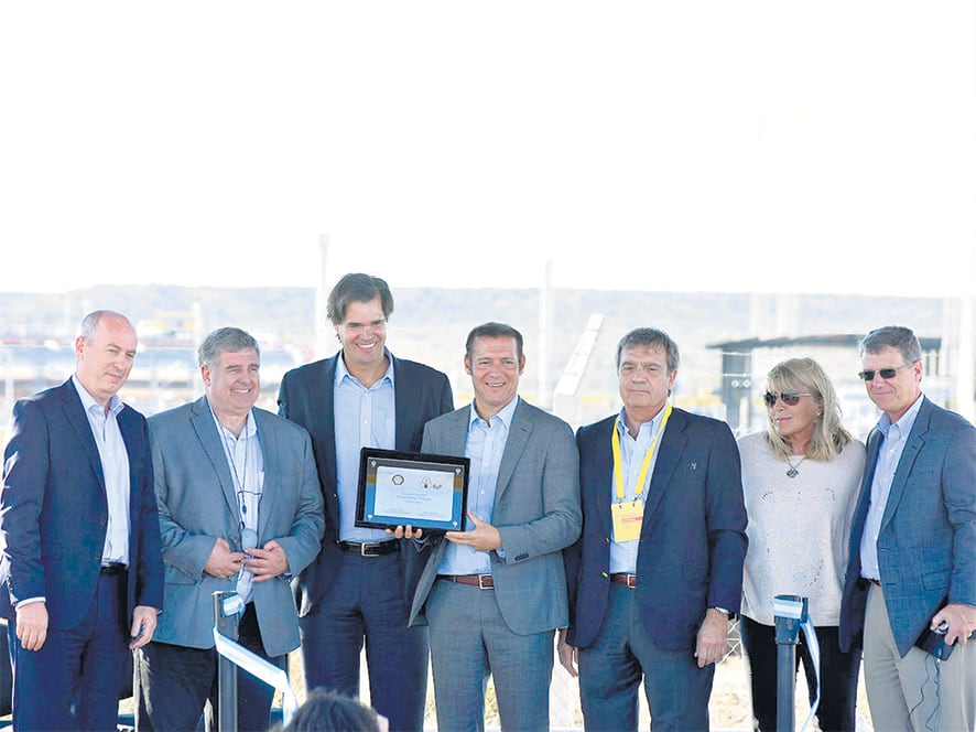 Teófilo Lacroze (el más alto), presidente de Shell Argentina, junto al gobernador Omar Gutiérrez (a su izquierda).