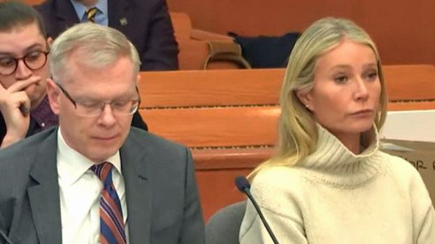 Durante la primera jornada del juicio, la intérprete se sentó en silencio al lado de su abogado. (Imagen: Court tv)