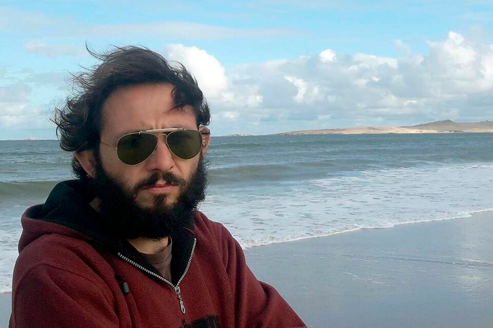 Santiago Alassia es poeta, dramaturgo, narrador, actor, director teatral y gestor cultural nacido en Rafaela (Santa Fe) en 1979.