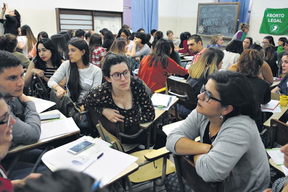 Unos cien estudiantes de diferentes carreras asistieron a la primera clase en el aula de Histología.