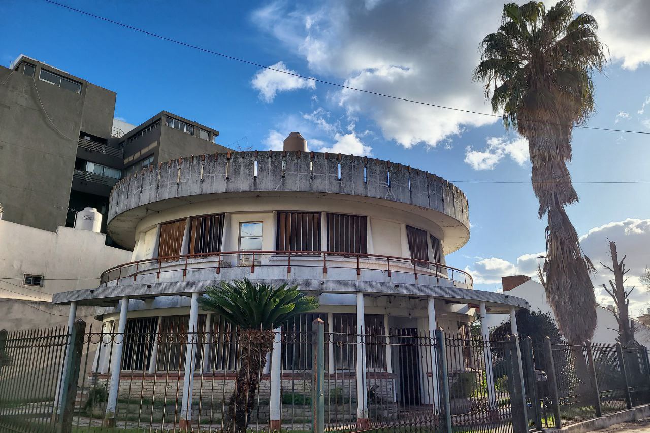 La emblemática construcción está ubicada en el centro de la capital provincial, más precisamente en 5 y 38.