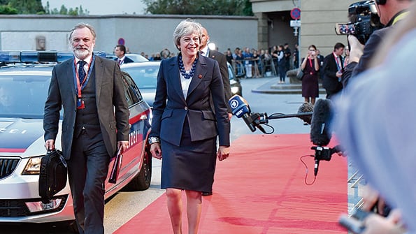 May participa de la cumbre informal que celebra la Unión Europea en Salzburgo, Austria.
