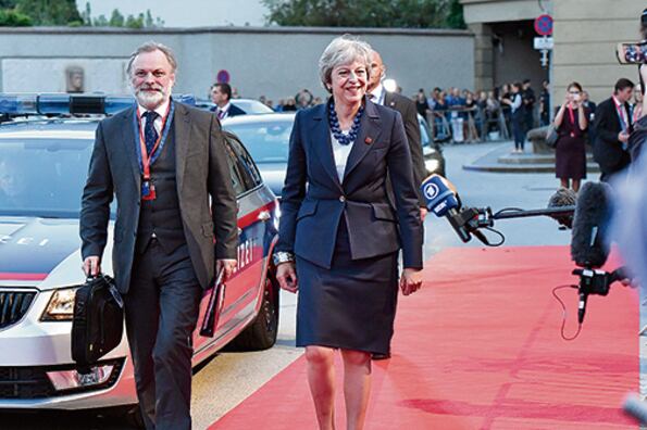 May participa de la cumbre informal que celebra la Unión Europea en Salzburgo, Austria.