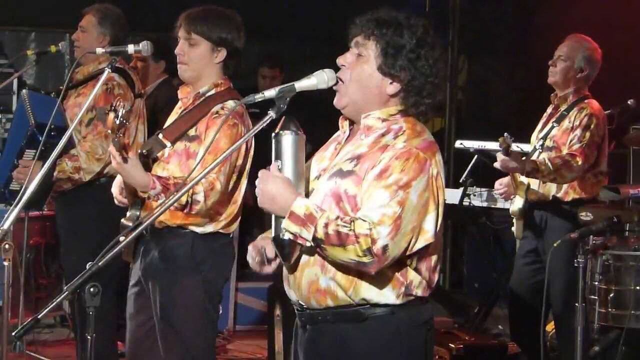 Rubén Deicas al frente de Los Palmeras, la mítica banda de cumbia santafesina.