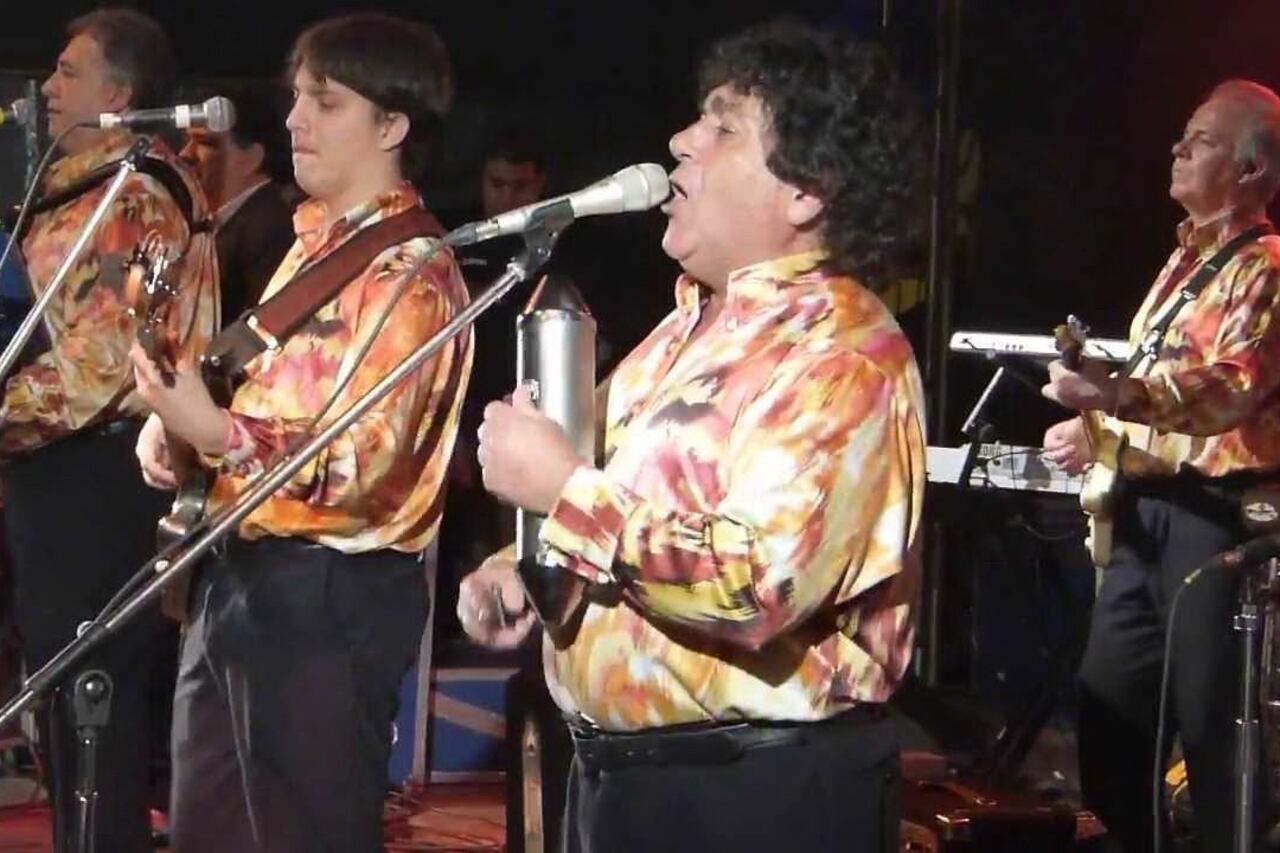 Rubén Deicas al frente de Los Palmeras, la mítica banda de cumbia santafesina.