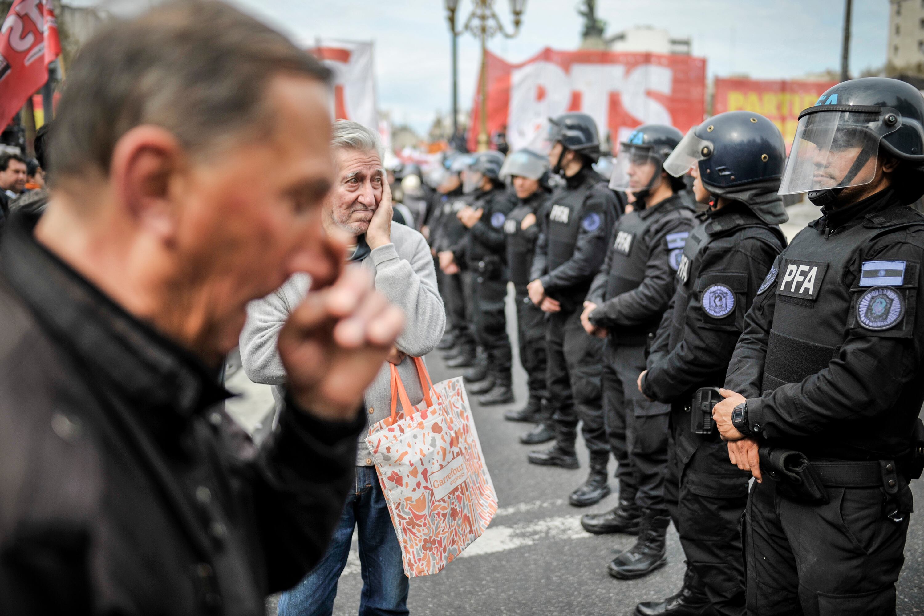 Un jubilado frente al cordón policial en las afueras del Congreso