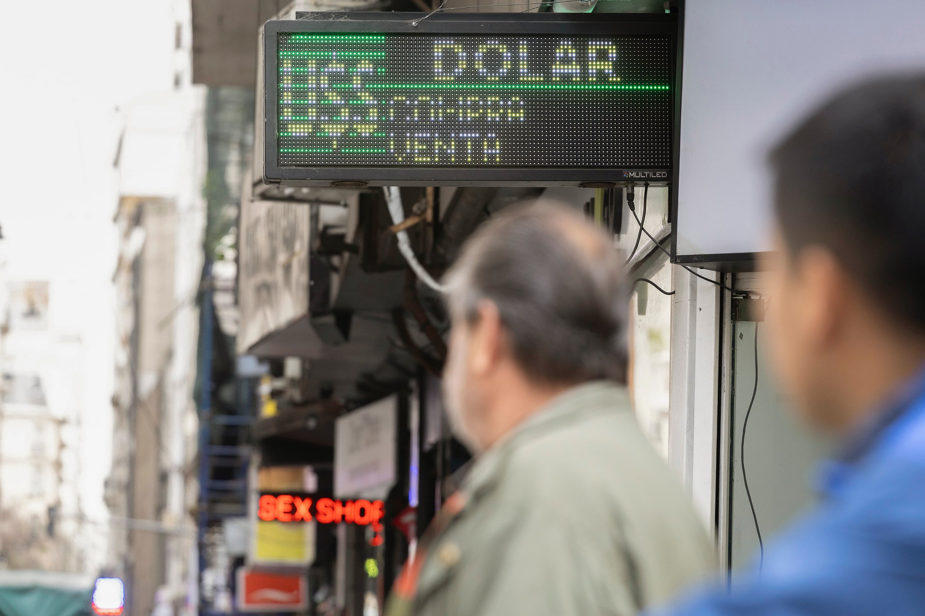 En el cierre de la semana, fuerte caída de acciones y bonos.