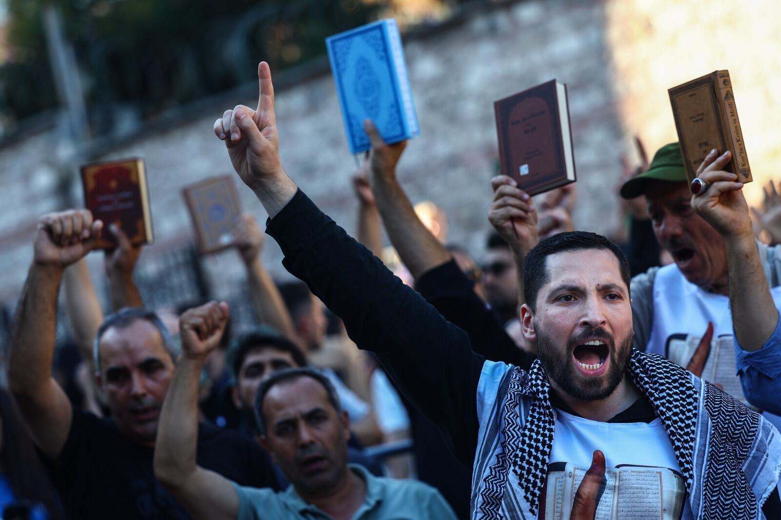 Frente al consulado sueco en Estambul, religiosos turcos protestan.