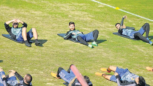 Agüero, Messi y Di María se entrenan. Los tres más históricos del plantel.